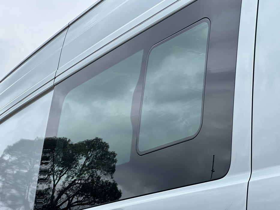 2025 4MOTION VOLKSWAGEN CRAFTER TDI410 MWB 3.88t - OYSTER SILVER METALLIC [NEW]