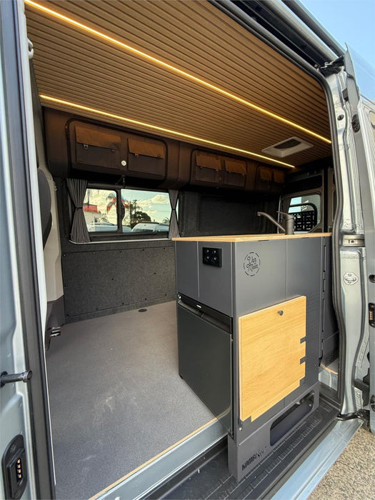 2025 4MOTION VOLKSWAGEN CRAFTER TDI410 MWB 3.88t - OYSTER SILVER METALLIC [USED]
