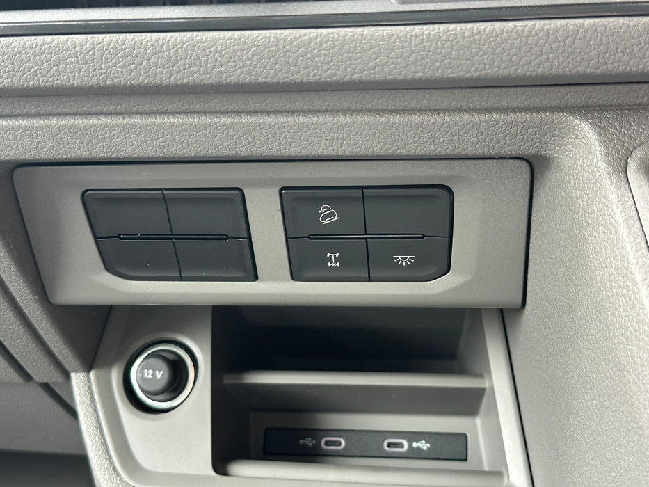 2025 4MOTION VOLKSWAGEN CRAFTER TDI410 MWB 3.88t - OYSTER SILVER METALLIC [NEW]