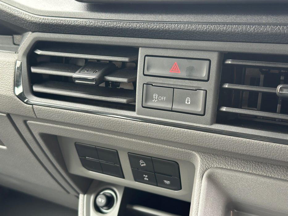 2025 4MOTION VOLKSWAGEN CRAFTER TDI410 MWB 3.88t - OYSTER SILVER METALLIC [NEW]