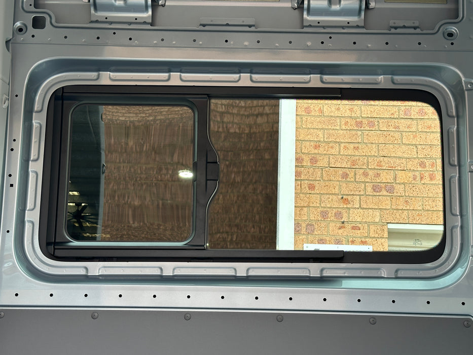 2025 4MOTION VOLKSWAGEN CRAFTER TDI410 MWB 3.88t - OYSTER SILVER METALLIC [NEW]